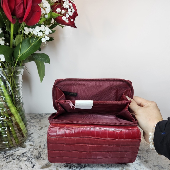 Women MUNDI Red Patent Faux Leather Alligator Zipper Flap Clutch Wallet - Picture 8 of 11